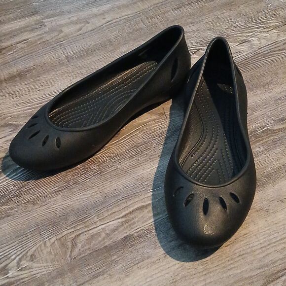 Crocs Black Kelli ballet style slip on flats  Sz 7  NWOT - Picture 1 of 8